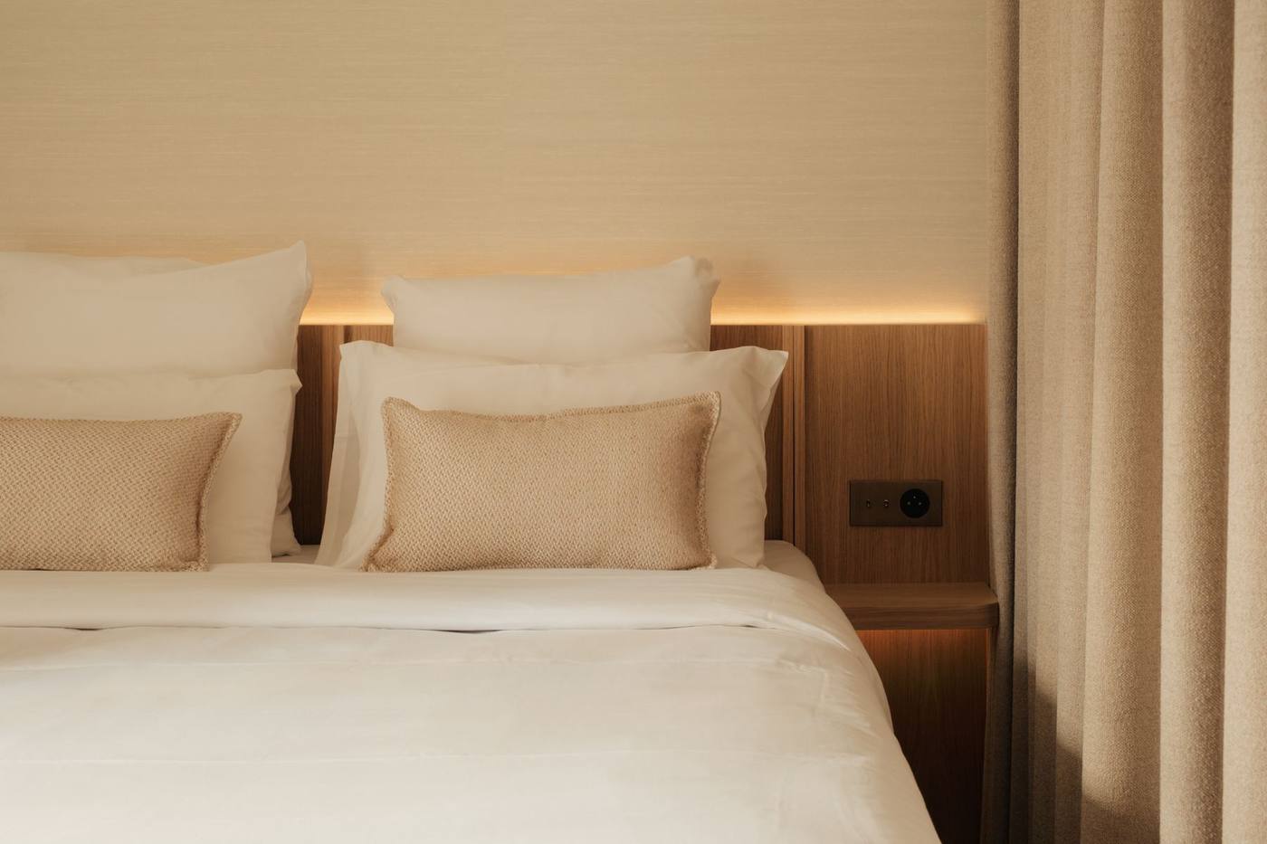 Suite 01 : chambre, tête de lit en chêne rétroéclairée