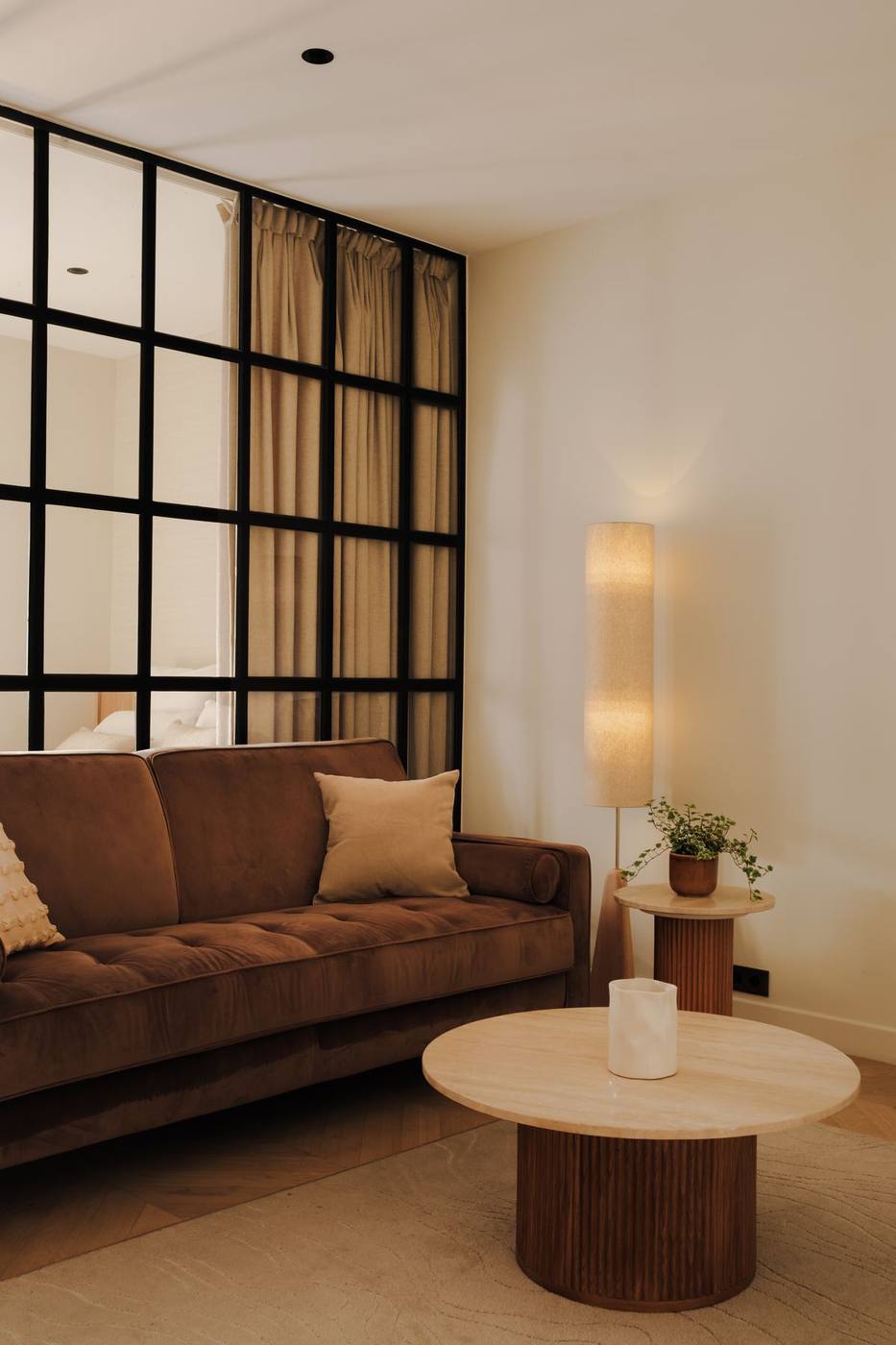 Suite 01 : canapé velours brun et table basse en noyer