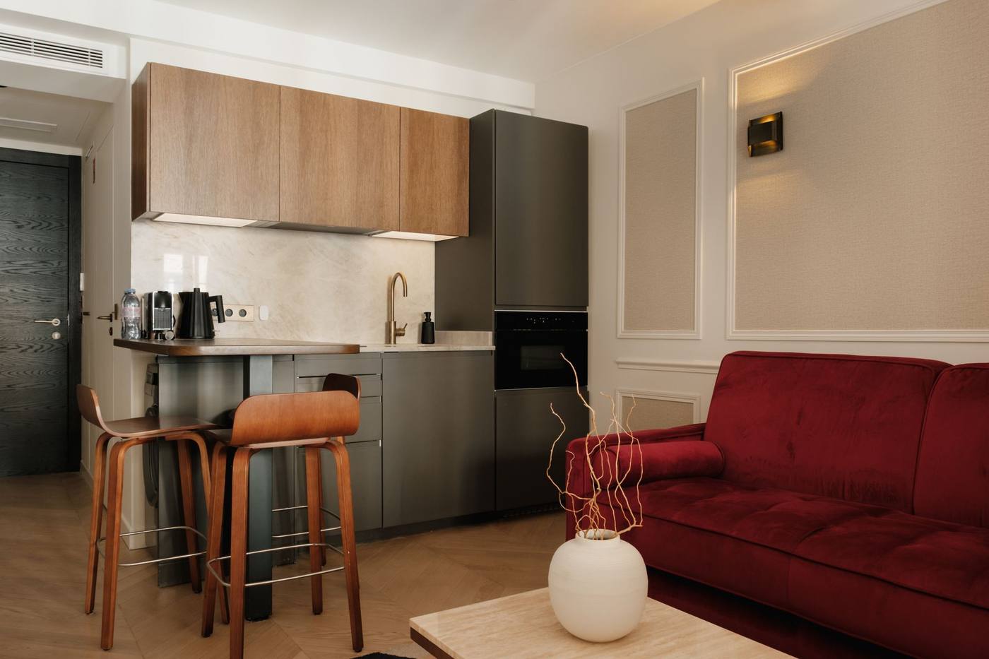 Suite 02 : cuisine ouverte et bar avec tabourets