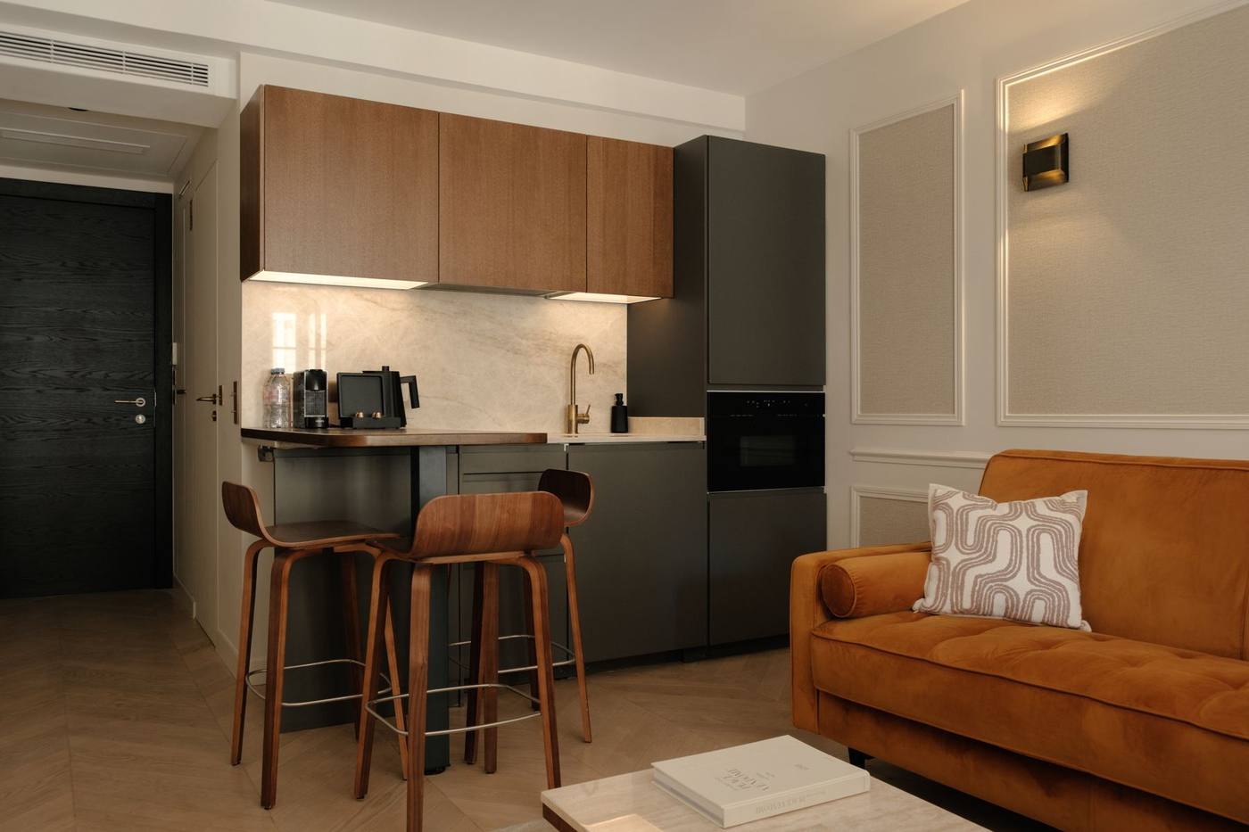 Suite 04 : cuisine ouverte et bar avec tabourets