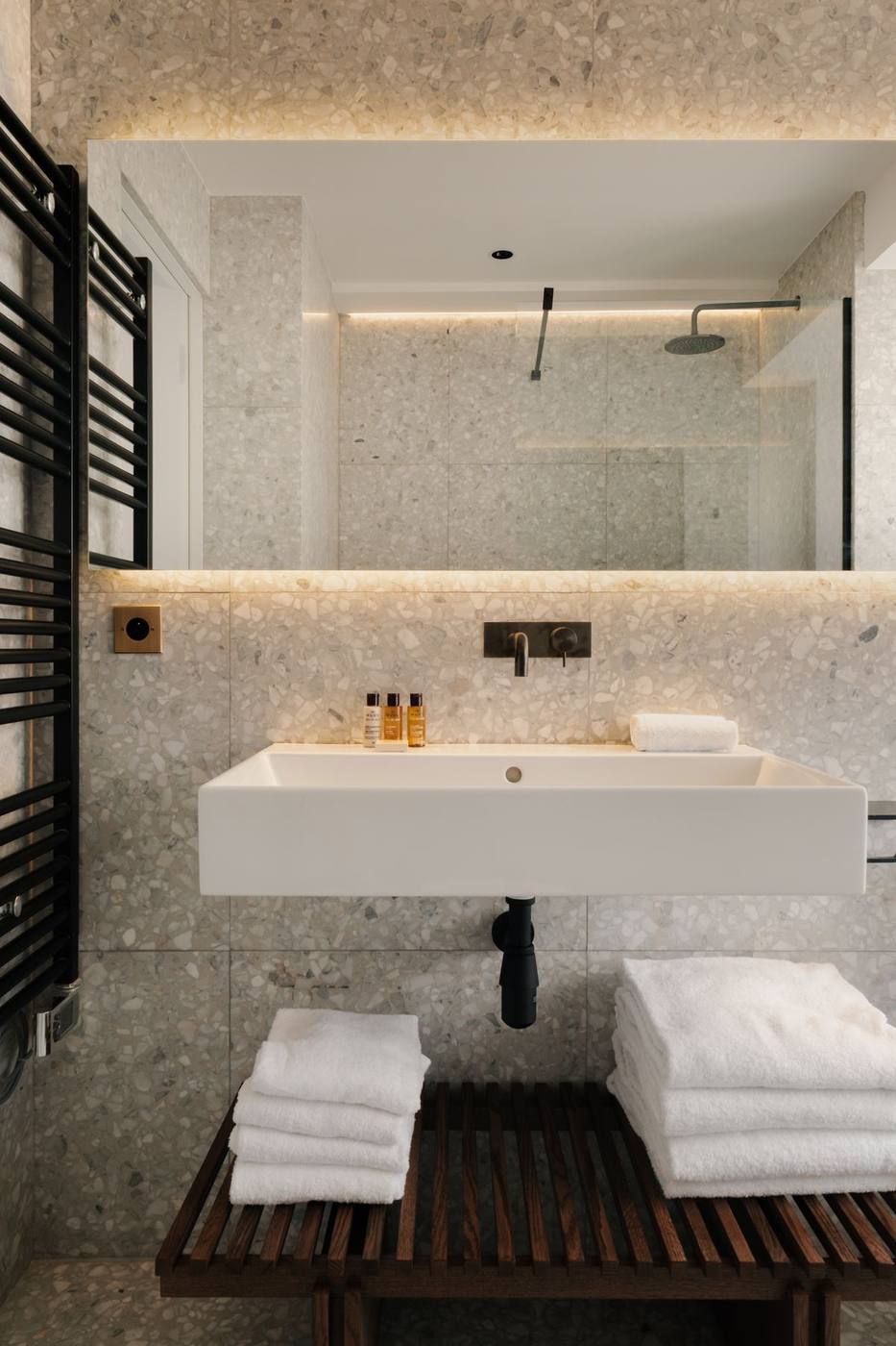 Suite 05 : salle d'eau en terrazzo, vasque et grand miroir