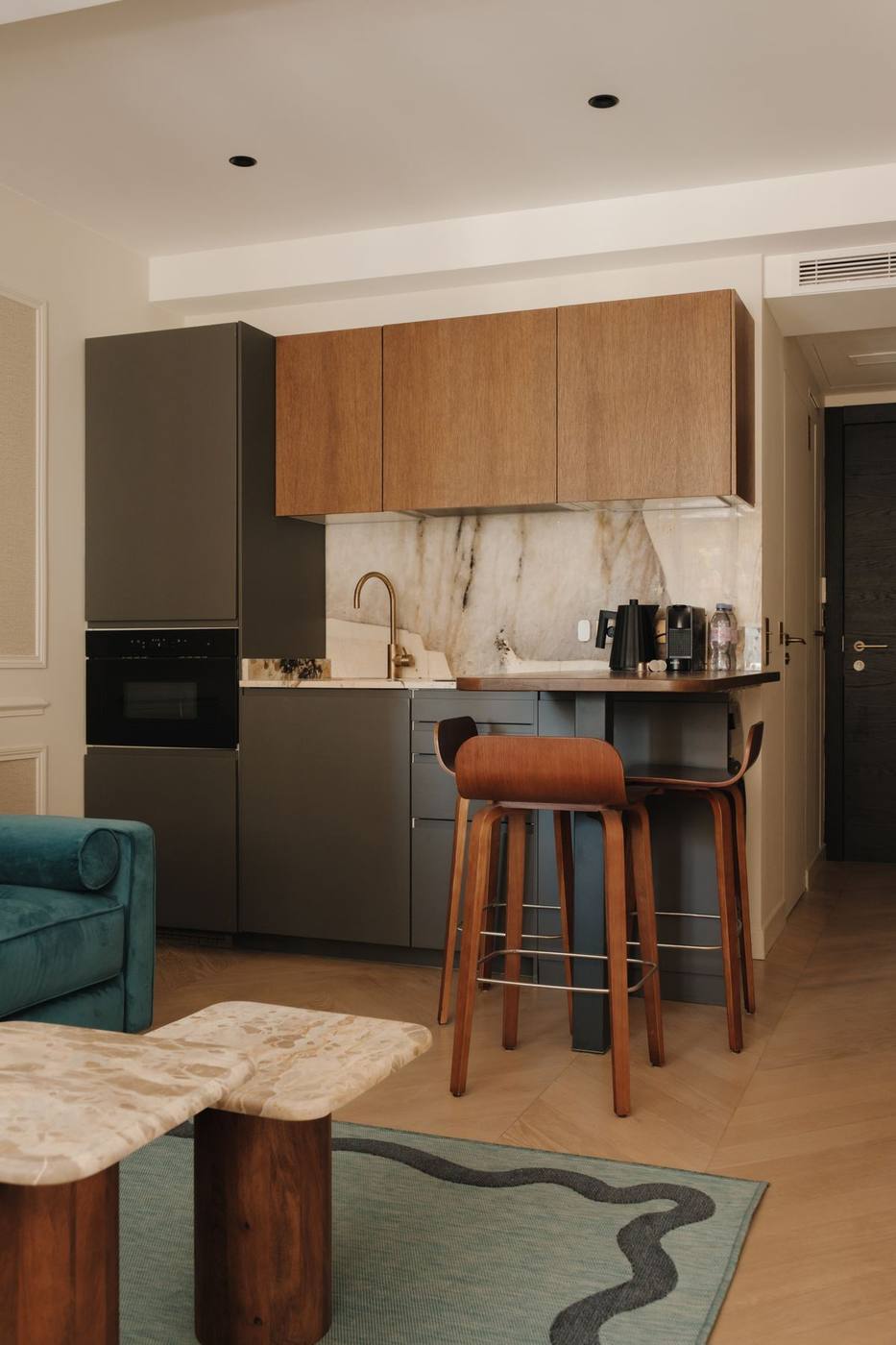 Suite 05 : cuisine ouverte en marbre veiné et bar