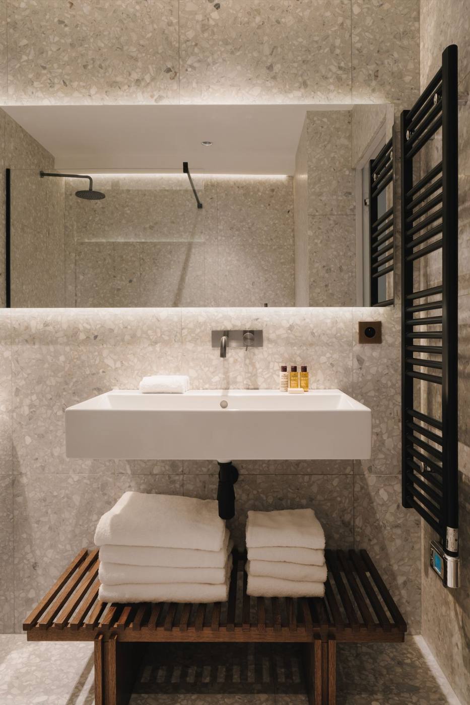 Suite 06 : salle d'eau en terrazzo, vasque et grand miroir