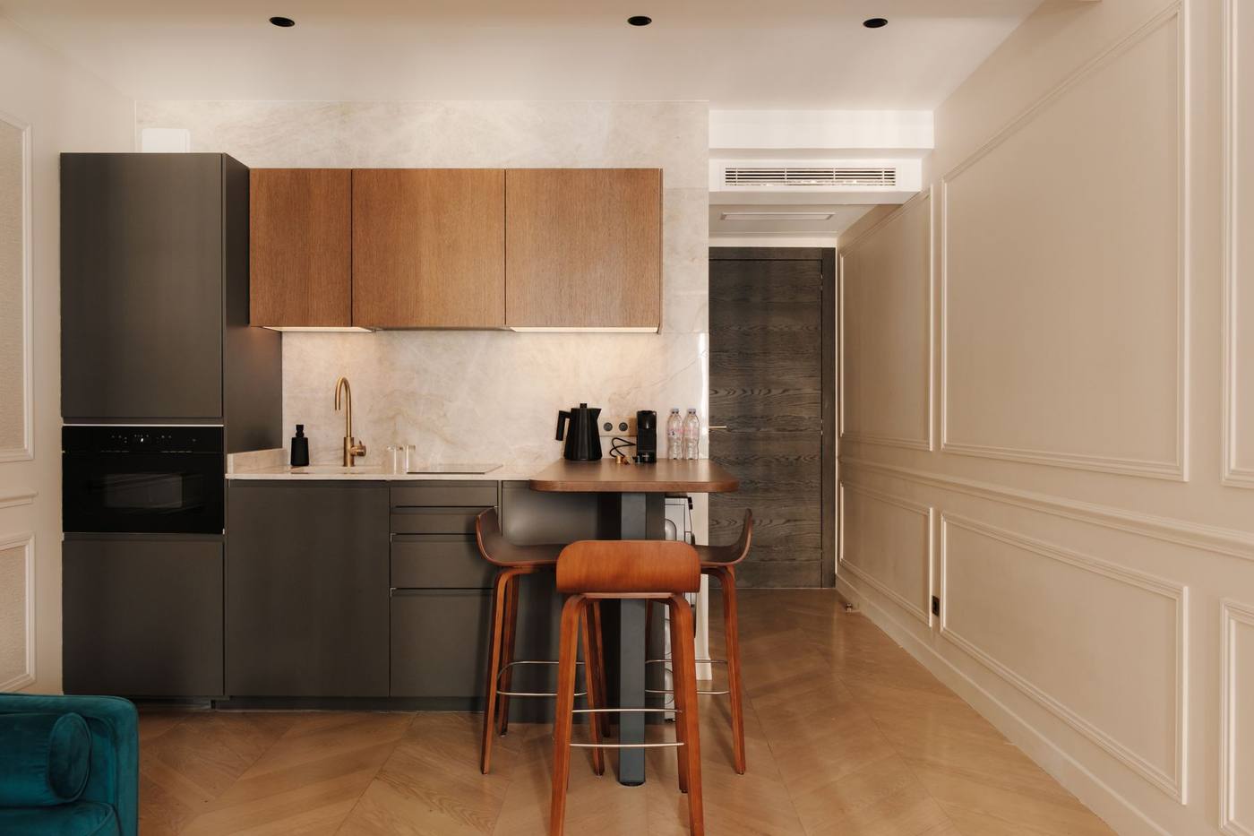 Suite 07 : cuisine ouverte et bar avec tabourets