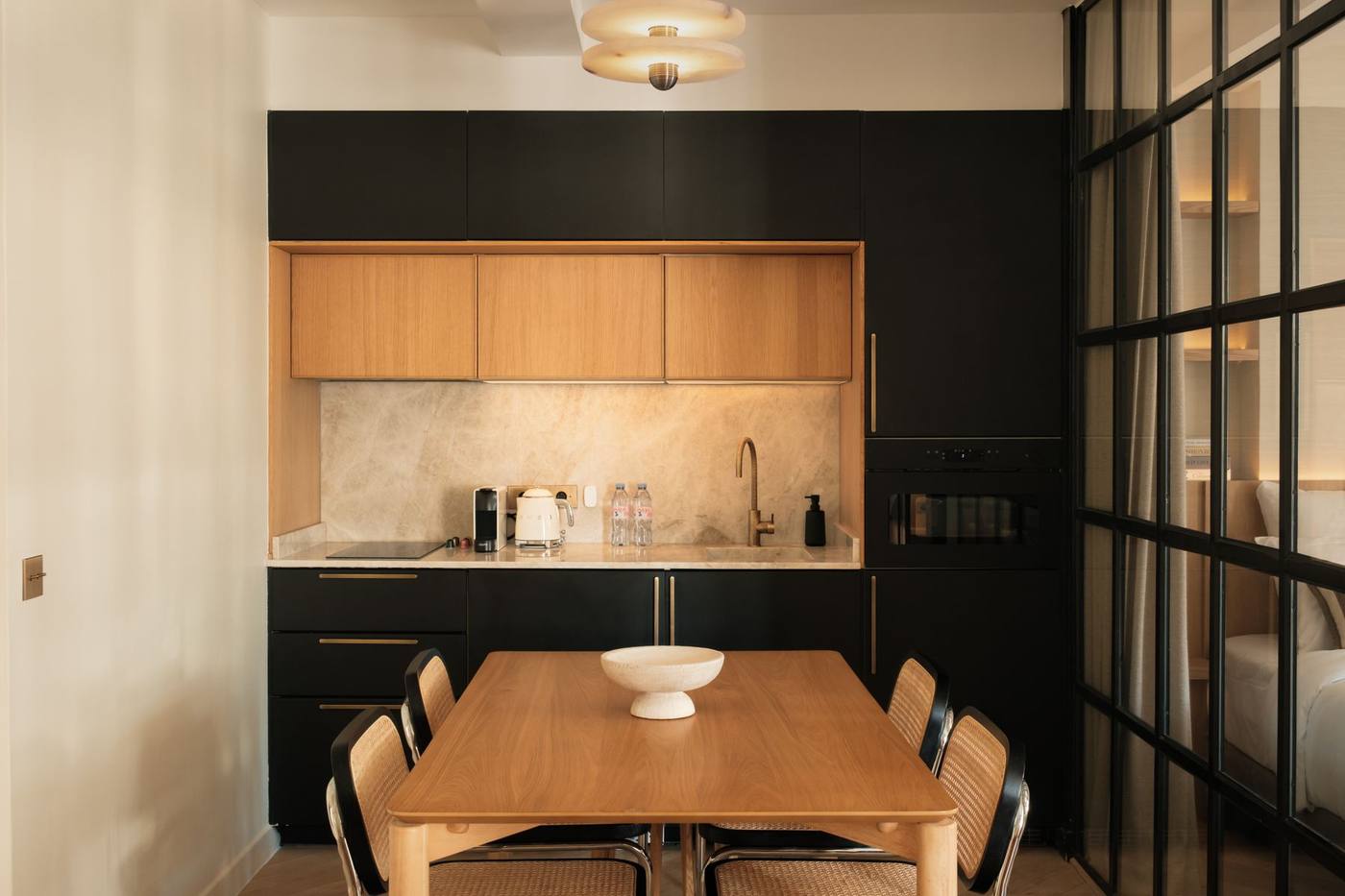 Suite 08 : cuisine noire et table en chêne
