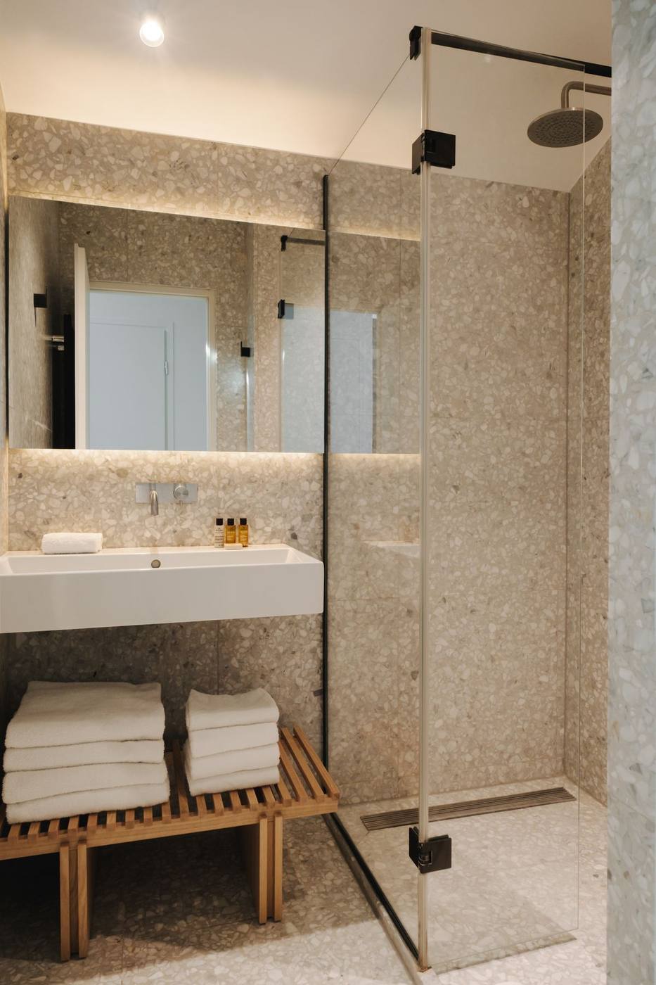 Suite 09 : salle d'eau en terrazzo, vasque et grand miroir