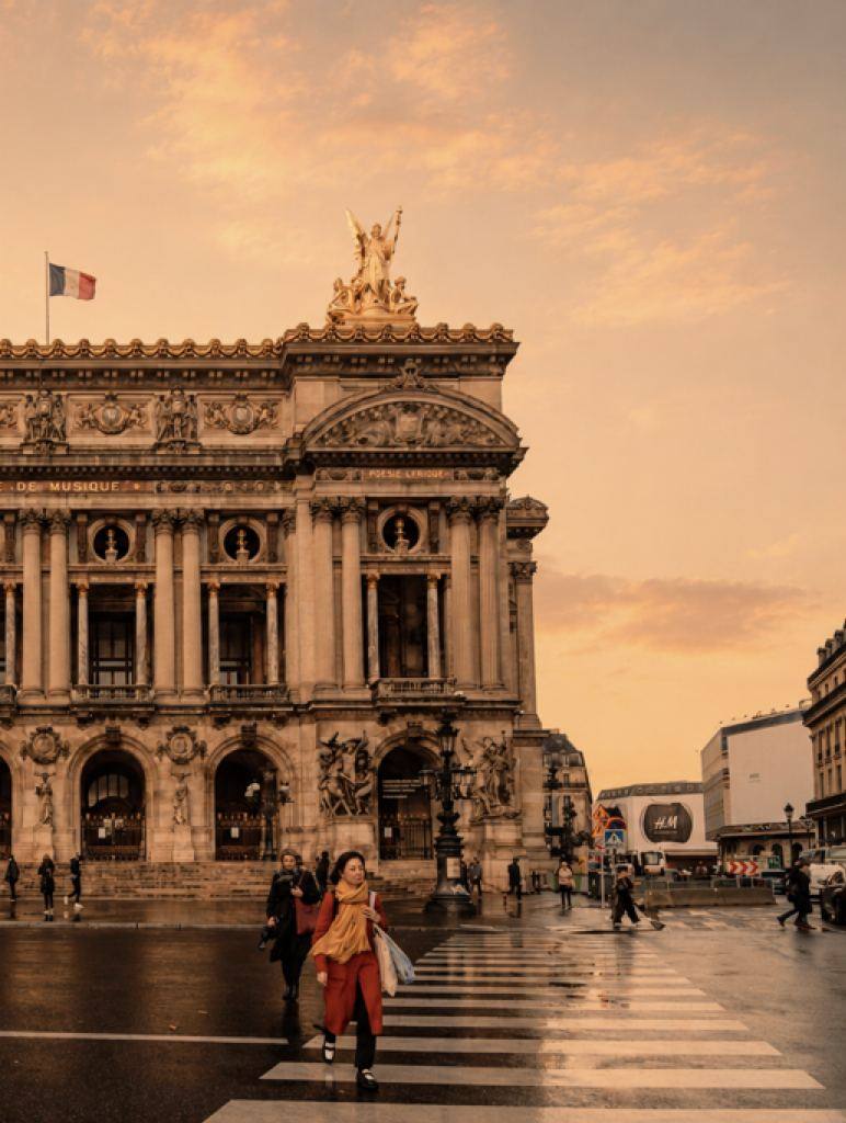 La fachada de la Ópera Garnier al anochecer